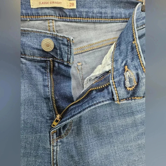 Women's Levi's Classic Straight Jeans Medium Wash Size 6S (28×28) - Picture 3 of 7